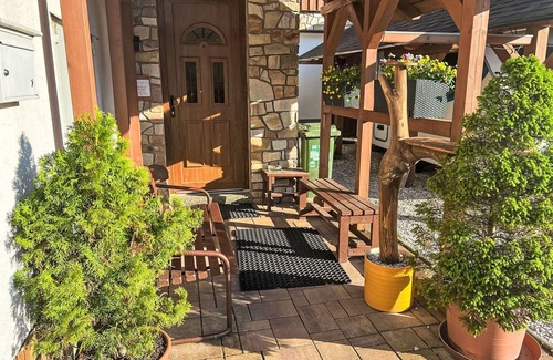 Svoboda nad Upou Apartment | Cosy apartment for 3 guests with WIFI, TV, patio and parking