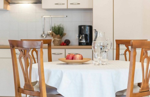 Postal Apartment | Cosy apartment for 3 people with A/C, WIFI, hot tub, pool, TV, balcony and pets allowed