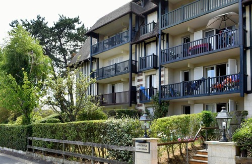 Tourgeville Apartment | Cosy apartment for 4 guests with WIFI, TV, balcony and panoramic view