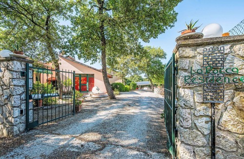 San Feliciano Apartment | Cosy apartment for 4 guests with A/C, pool, WIFI, TV, patio and pets allowed