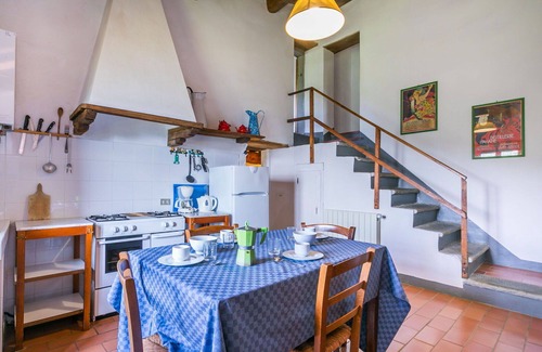 Pescia Apartment | Cosy apartment for 4 people with WIFI, pool, TV, patio and pets allowed