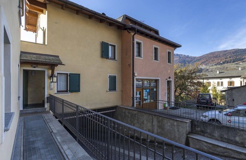 Bormio Apartment | Cosy apartment for 5 guests with WIFI, hot tub, TV, balcony and pets allowed