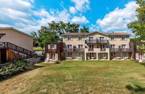 Barbaste Apartment | Cosy apartment for 6 guests with WIFI, pool, TV, terrace, pets allowed and parking