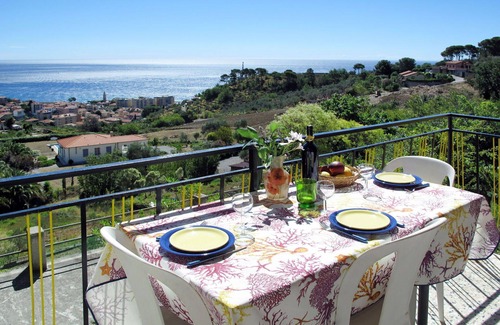 Pantai Apartment | Cosy apartment for 6 guests with WIFI, TV, terrace and pets allowed