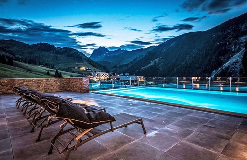 Warth Apartment | Cosy apartment for 6 guests with WIFI, pool, TV, terrace, pets allowed, panoramic view and parking