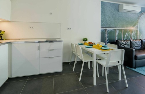 Balatonszemes Apartment | Cosy apartment for 6 guests with A/C, WIFI, pool, TV, terrace, pets allowed and parking