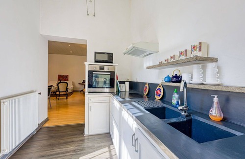 Beziers City Centre Apartment | Cosy apartment for 6 people with WIFI, TV, patio, pets allowed and parking