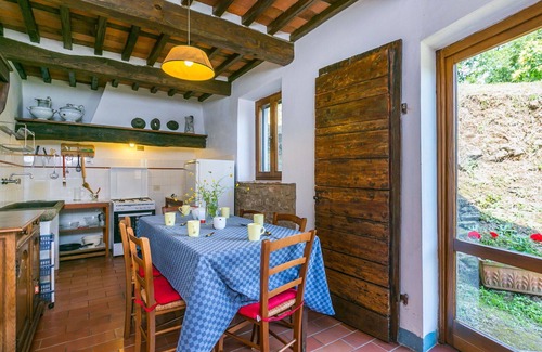Pietrabuona Apartment | Cosy apartment for 6 people with WIFI, pool, TV, patio and pets allowed