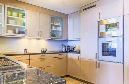 Montreux Apartment | Cosy apartment for 8 people with pool, WIFI, A/C, TV, balcony and panoramic view