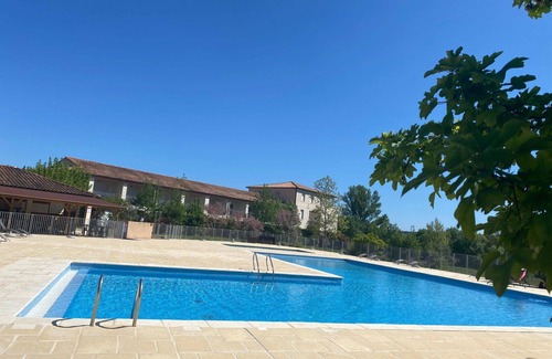 Azille Apartment | Cosy apartment for 8 people with WIFI, pool, TV, terrace, pets allowed and parking