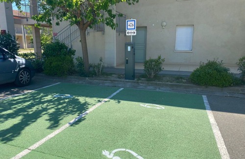 Azille Apartment | Cosy apartment for 8 people with WIFI, pool, TV, terrace, pets allowed and parking