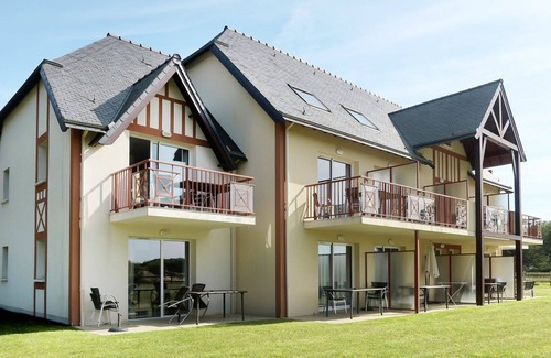 Frehel Apartment | Cosy apartment for 4 guests with WIFI, pool, TV, terrace and pets allowed