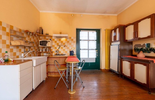 Cortemilia Apartment | Cosy apartment for 6 people with WIFI, pool, TV, terrace and pets allowed