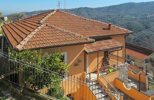 Pietrabruna Apartment | Cosy apartment for 5 people with WIFI, TV, terrace and panoramic view