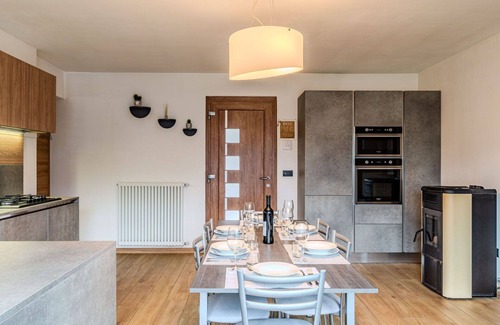 Morbegno Apartment | Cosy apartment for 6 people with A/C, WIFI, TV, patio and pets allowed