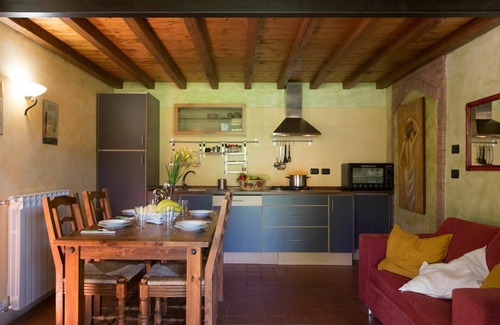 Montefiascone Villa | Cosy apartment in villa with pool, WIFI, hot tub, TV, patio, pets allowed and panoramic view