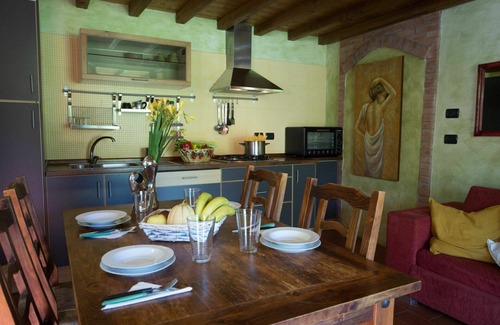 Montefiascone Villa | Cosy apartment in villa with pool, WIFI, hot tub, TV, patio, pets allowed and panoramic view