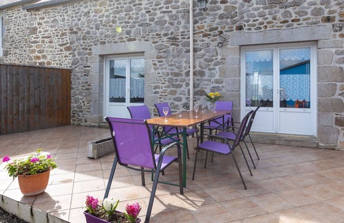 Saint-Meloir-des-Ondes Villa | Cosy apartment in villa for 4 guests with WIFI, TV, terrace and parking