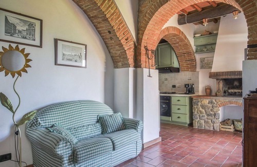 Montevarchi Villa | Cosy apartment in villa for 4 people with pool, WIFI, TV, patio and pets allowed