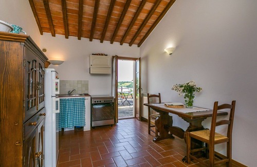 Cinigiano Villa | Cosy apartment in villa for 2 people with WIFI, pool, A/C, patio and panoramic view