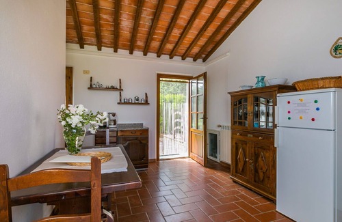 Cinigiano Villa | Cosy apartment in villa for 2 people with WIFI, pool, A/C, patio and panoramic view