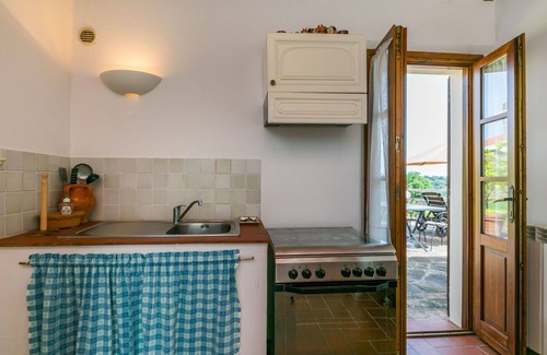 Cinigiano Villa | Cosy apartment in villa for 2 people with WIFI, pool, A/C, patio and panoramic view