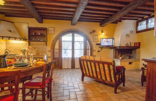 Poggiarello Villa | Cosy apartment in villa with WIFI, pool, TV, terrace and pets allowed, close to San Gimignano