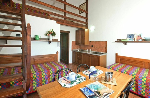Guardistallo House | Cosy apartment in villa for 5 guests with pool, terrace and pets allowed