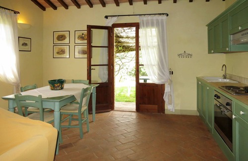 Pomarance House | Cosy apartment in villa with hot tub, WIFI, pool, A/C, TV, patio, pets allowed and parking