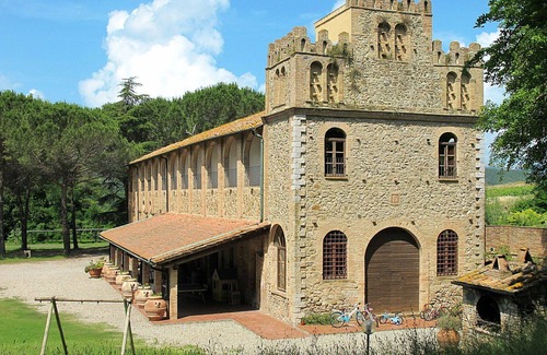 Pomarance House | Cosy apartment in villa with hot tub, WIFI, pool, A/C, TV, patio, pets allowed and parking