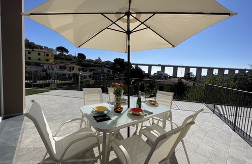 Poggi House | Cosy apartment in villa for 4 people with WIFI, A/C, hot tub, TV and terrace