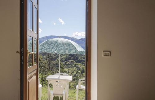 Villa Collemandina Villa | Cosy apartment in villa for 4 guests with pool, WIFI, terrace and pets allowed