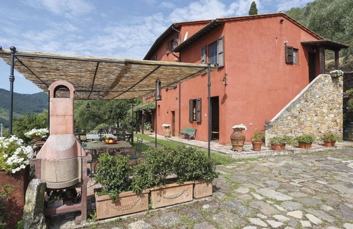 Cascine-La Croce Villa | Cosy apartment in villa for 6 people with WIFI, pool, TV, patio and pets allowed