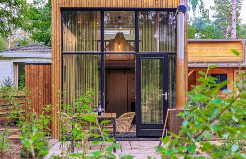 Noordoostelijk van Schaarsbergen House | Cosy apartment in villa for 4 guests with WIFI, pool, TV and terrace