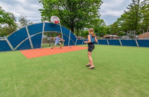 Noordoostelijk van Schaarsbergen House | Cosy apartment in villa for 4 guests with WIFI, pool, TV and terrace