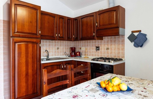 Diano Castello Apartment | Cosy apartment for 4 people with WIFI, pool, TV, terrace and pets allowed