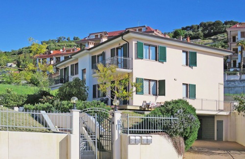 Cipressa Apartment | Cosy apartment for 6 people with WIFI, TV, balcony and pets allowed