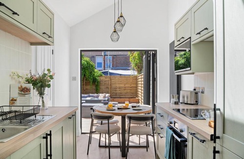 Southsea House | Cosy & Bright Home with Backyard in Southsea Portsmouth