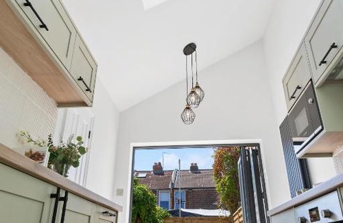 Southsea House | Cosy & Bright Home with Backyard in Southsea Portsmouth