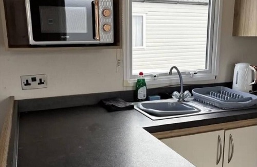 Harwich House | Cosy caravan with free Wi-Fi at Dovercourt Holiday Park ref 44502R