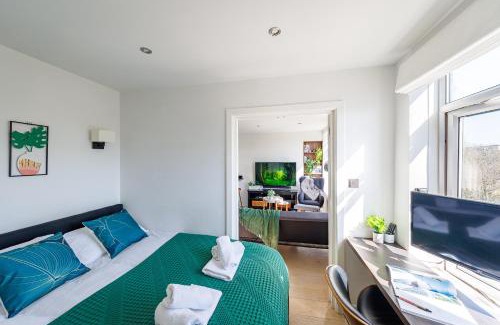 Brixton Apartment | Cosy City Forest - Brixton