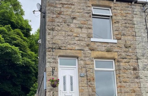 Stocksbridge House | Cosy Cottage edge of Peak District -Log Burner UK