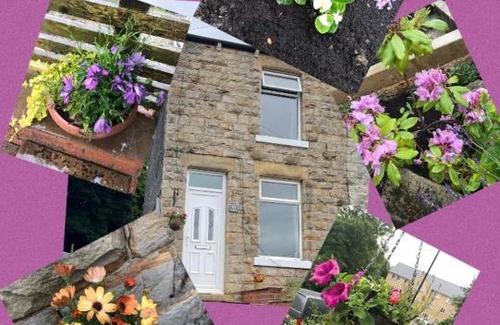 Stocksbridge House | Cosy Cottage edge of Peak District -Log Burner UK