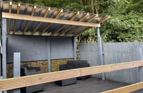 Stocksbridge House | Cosy Cottage edge of Peak District -Log Burner UK