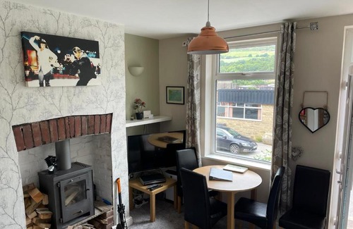 Stocksbridge House | Cosy Cottage edge of Peak District -Log Burner UK