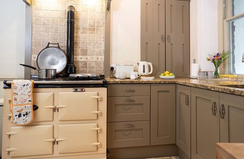 Ingleton Cottage | Cosy cottage with Aga, village centre, pet friendly, short walk to Ingleborough