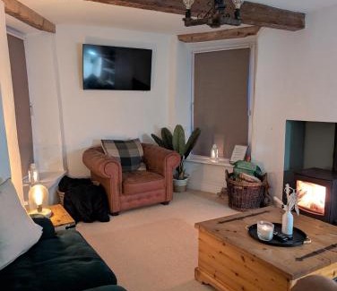 Kendal House | Cosy country cottage with log fireplace and views