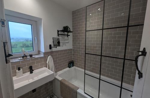Kendal House | Cosy country cottage with log fireplace and views