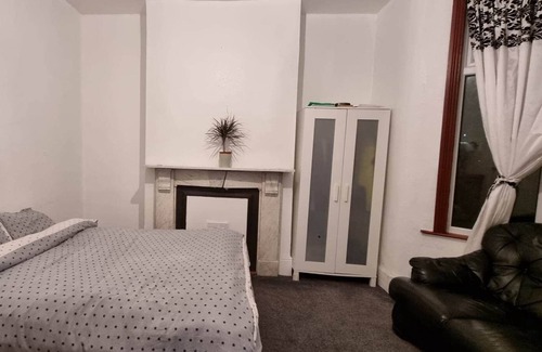 Valentines House | Cosy Double Bedroom in a Vibrant Neighbourhood