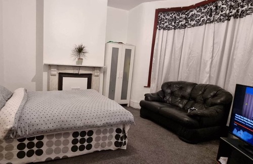 Valentines House | Cosy Double Bedroom in a Vibrant Neighbourhood